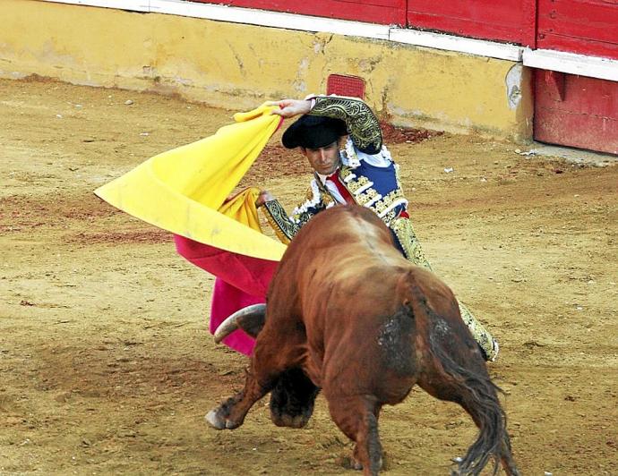 El cirbonero Javier Marín recibió con una serie de faroles de rodillas al 3º, ‘Meloso’.