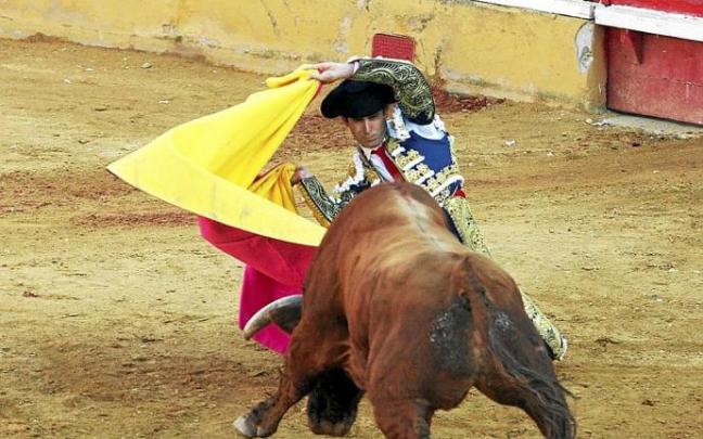 El cirbonero Javier Marín recibió con una serie de faroles de rodillas al 3º, ‘Meloso’.