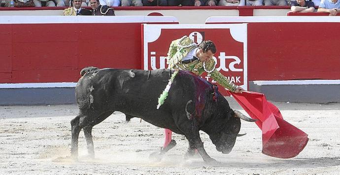 Un torero durante una corrida de toros celebrada en el coso azpeitiarra.