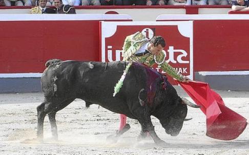 Un torero durante una corrida de toros celebrada en el coso azpeitiarra.