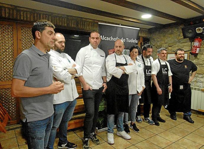 Los cocineros que prepararon la cena, antes de irse a los fogones. Foto: cedida