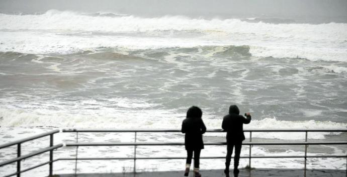 Cada cierto tiempo Euskadi vive episodios de fuertes temporales y oleaje que afectan a la primera línea de costa. Foto: Borja Guerrero