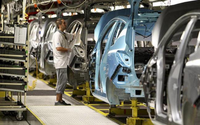 El coste por hora trabajada cae un 3,8% en el Estado, el mayor descenso en cuatro años El coste por hora trabajada cae un 3,8% en el Estado, el mayor descenso en cuatro años