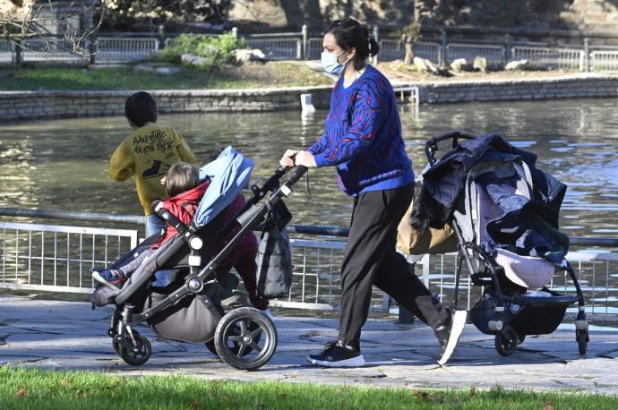 Una mujer pasea con su hija por el parque de Doña Casilda