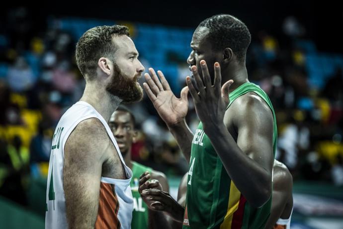 Matt Costello se encara con Gorgui Dieng al final del partido.