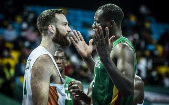 Matt Costello se encara con Gorgui Dieng al final del partido. Matt Costello se encara con Gorgui Dieng al final del partido.