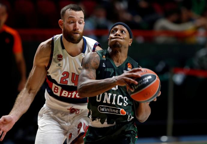 Costello persigue a Canaan en el partido del miércoles.