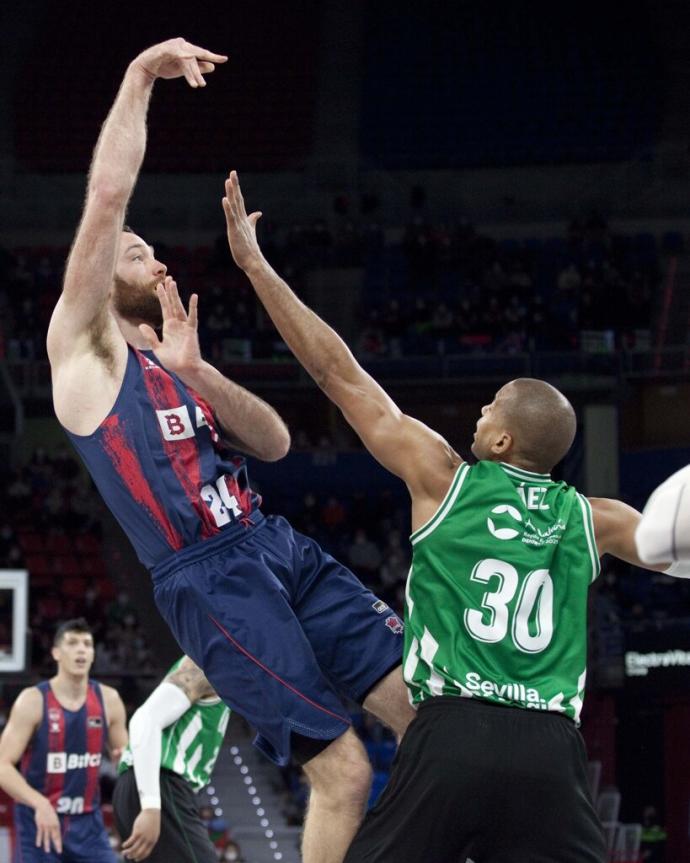 Matt Costello lanza a canasta ante el Betis