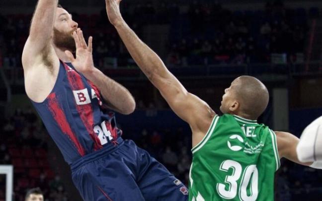 Matt Costello lanza a canasta ante el Betis