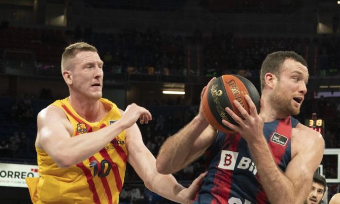 Rolands Smits (i), del Barcelona y Matt Costello, del Baskonia, podrían volver a verse las caras en el 'play off' de la ACB