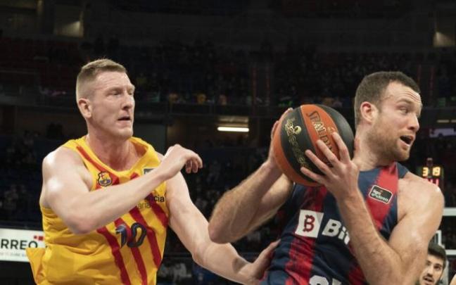 Rolands Smits (i), del Barcelona y Matt Costello, del Baskonia, podrían volver a verse las caras en el 'play off' de la ACB