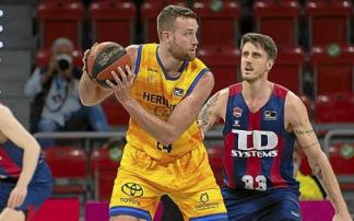 Costello controla el balón ante Polonara en su última visita al Buesa Arena. Foto: ACB Photo/A. Bouzo