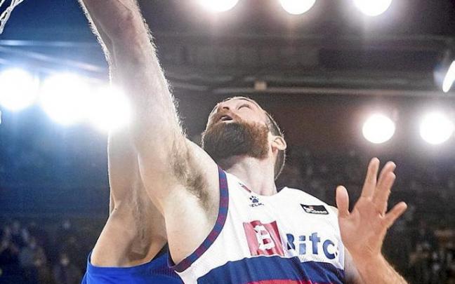 Costello intenta una bandeja ante la oposición culé durante el duelo de anoche. Foto: ACB Photo/ V. Salgado