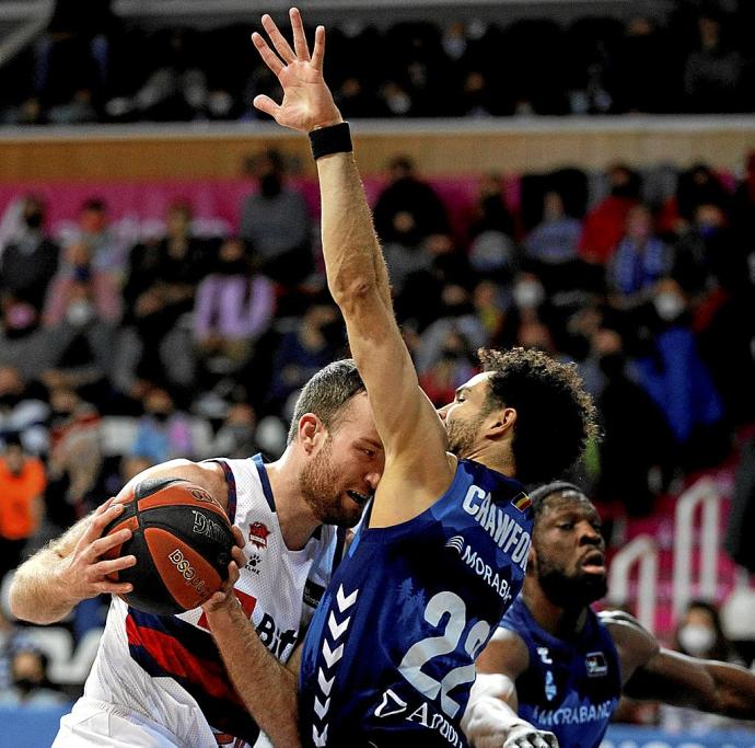 Un sobrio Costello se topa con Crawford en su intento de avanzar hacia el aro andorrano. Foto: Fernando Galindo