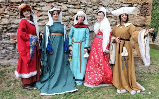 Modelos de la asociación Otsolur que ayer mostraron una amplia variedad de vestidos de los siglos XI al XV. Tamara, a la derecha, luce un magnífico modelo de Hopalanda. Modelos de la asociación Otsolur que ayer mostraron una amplia variedad de vestidos de los siglos XI al XV. Tamara, a la derecha, luce un magnífico modelo de Hopalanda.