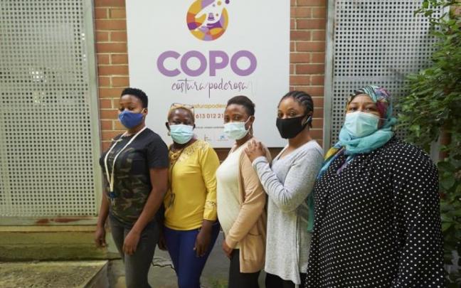 Loveth Oghosa, Josephine Ngoupeyou, Lydia Osifo, Harmony Orobosa y Hind Faraji, a las puertas del taller de costura en Mendillorri.