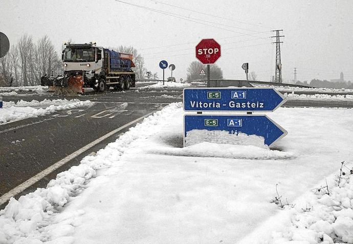 En la fotografía de al lado, un quitanieves circula por el puerto de Opakua, donde ayer ya fue necesario conducir con precaución, al igual que en Herrera. Las máquinas ya están preparadas para retirar la nieve de las carreteras de la red viaria alavesa.Fo