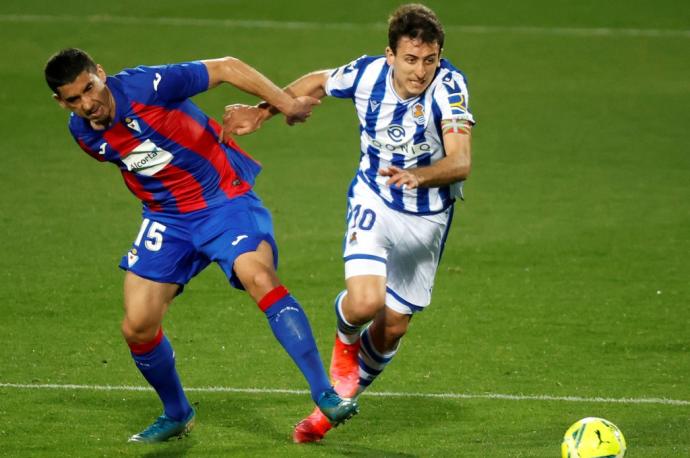 Cote (izquierda) pugna por un balón con Oyarzabal en un partido de este año entre Eibar y Real Sociedad.