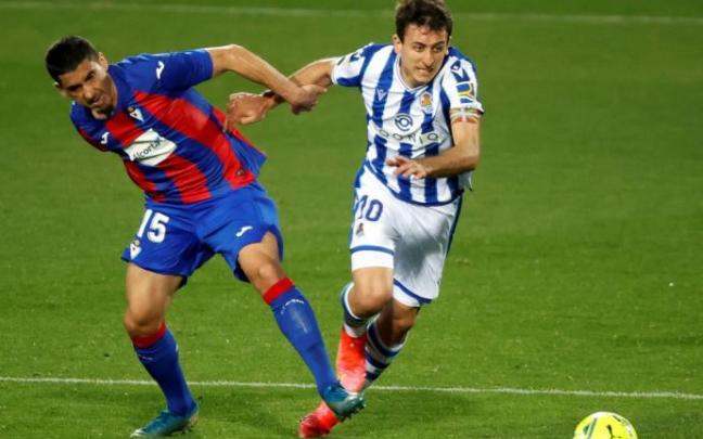 Cote (izquierda) pugna por un balón con Oyarzabal en un partido de este año entre Eibar y Real Sociedad.