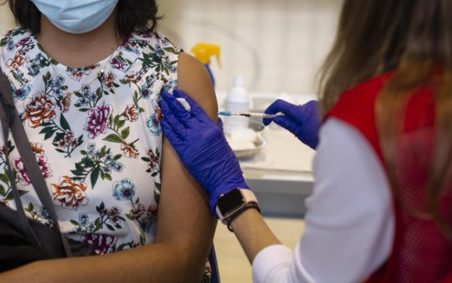 Una voluntaria de Cruz Roja administra una dosis de la vacuna. Una voluntaria de Cruz Roja administra una dosis de la vacuna.
