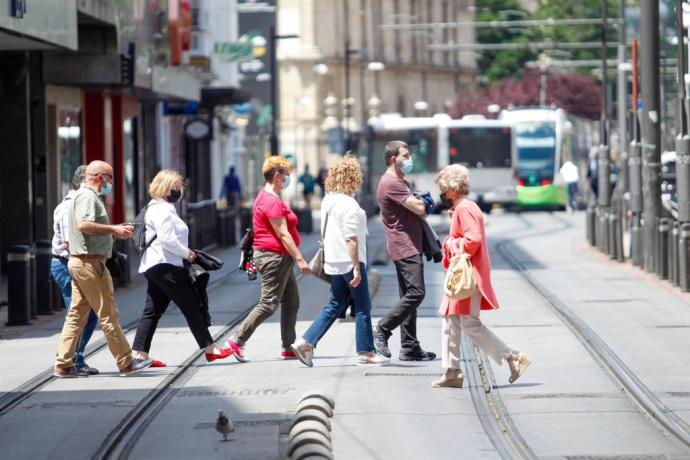 Personas con mascarillas en Vitoria.