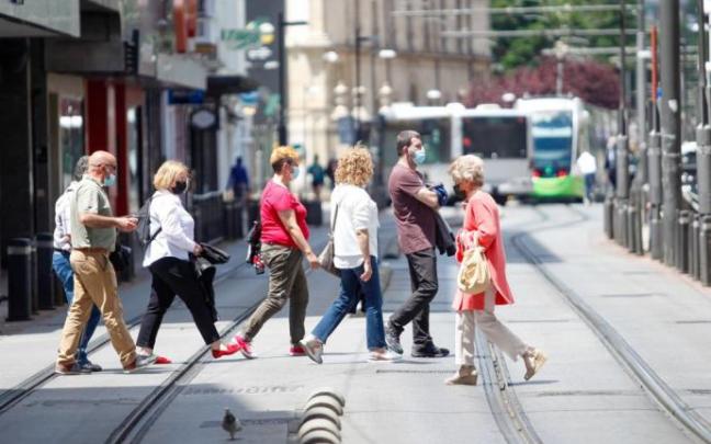 Personas con mascarillas en Vitoria.
