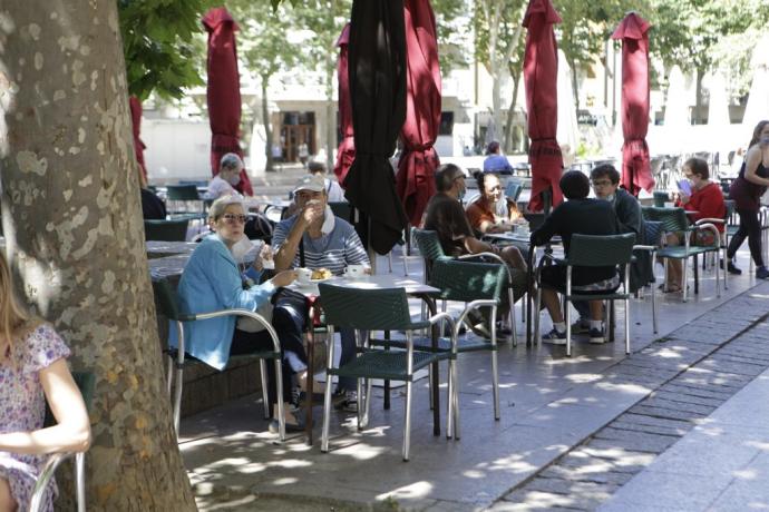 Tomando una consumición en la terraza de una cafetería.