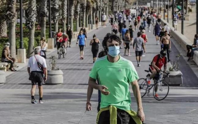 Un grupo de personas pasean en primera línea de playa en la Comunitat Valenciana. Un grupo de personas pasean en primera línea de playa en la Comunitat Valenciana.