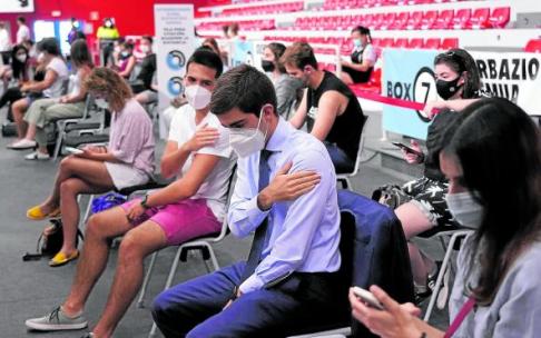 La disponibilidad de vacunas permite retomar el ritmo de administración de sueros anticovid a las personas más jóvenes, que actualmente son las que tienen menores porcentajes de vacunación. La disponibilidad de vacunas permite retomar el ritmo de administración de sueros anticovid a las personas más jóvenes, que actualmente son las que tienen menores porcentajes de vacunación.