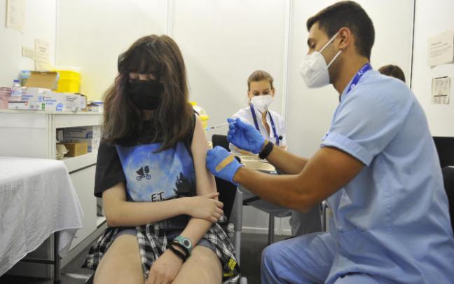 Una joven se vacuna.