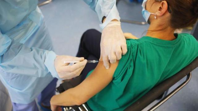 Una mujer es vacunada.