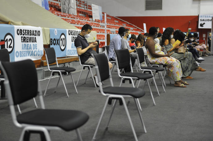 Personas esperando para ser vacunadas.