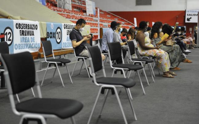 Personas esperando para ser vacunadas.