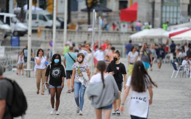 Un grupo de personas paseando.