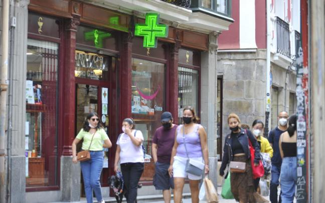 Un grupo de personas paseando por la calle. Un grupo de personas paseando por la calle.