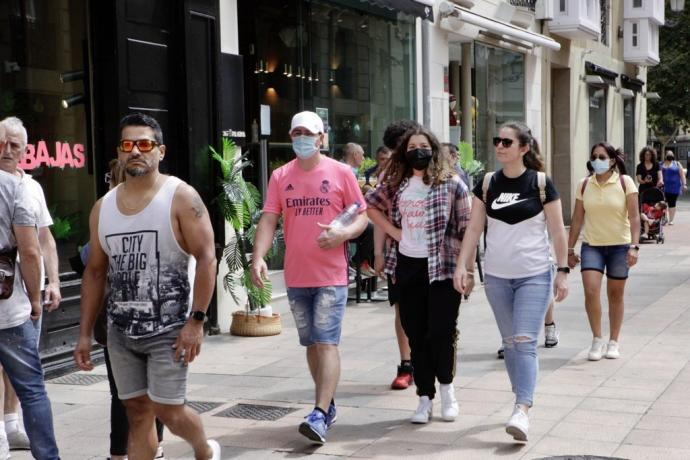 Gente paseando por Vitoria.