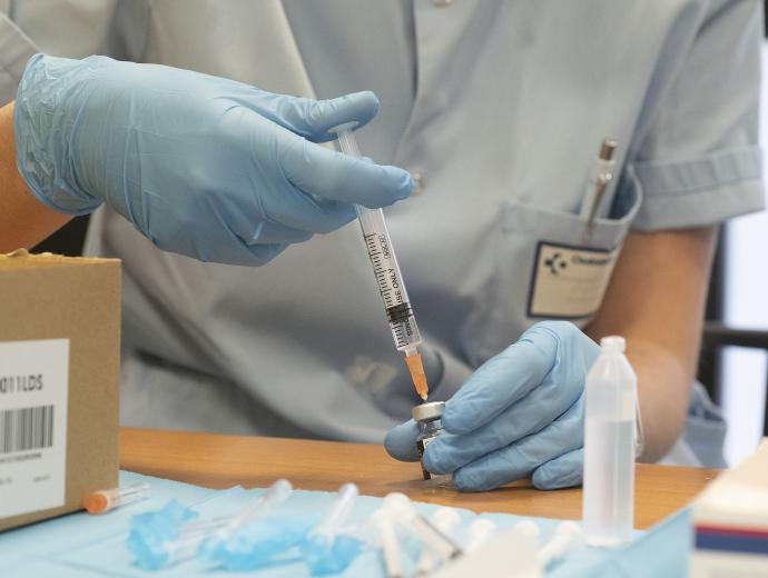 Una enfermera prepara una dosis de vacuna