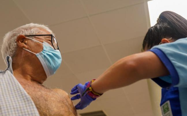 Un hombre recibe la tercera dosis de la vacuna contra el coronavirus.