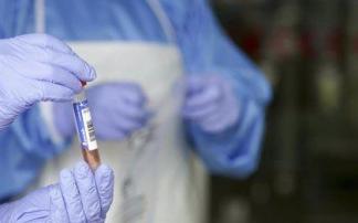 Un sanitario sosteniendo material para una prueba