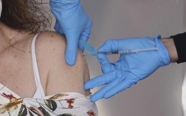 Una trabajadora de la residencia Lakua recibe una dosis de la vacuna contra el coronavirus. Una trabajadora de la residencia Lakua recibe una dosis de la vacuna contra el coronavirus.