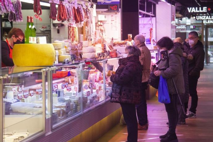 Compras de Navidad en la Plaza de Abastos de Vitoria.