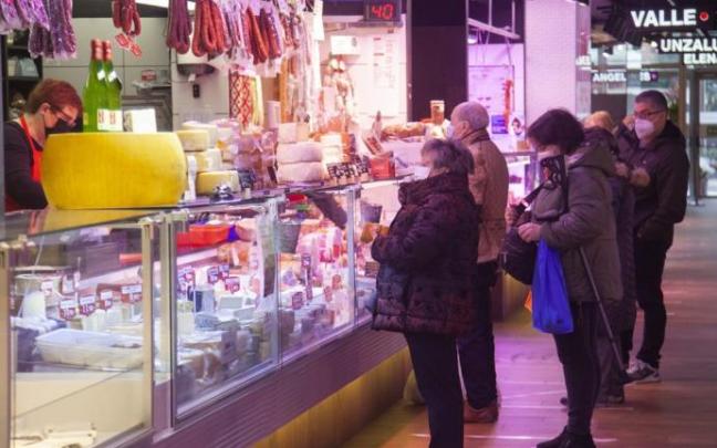 Compras de Navidad en la Plaza de Abastos de Vitoria.
