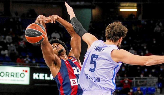 Enoch recibe una falta de Sanli durante el duelo contra el Barça del 30 de diciembre, hasta ahora el último partido que ha jugado el Baskonia. Foto: Jorge Muñoz