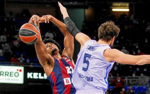 Enoch recibe una falta de Sanli durante el duelo contra el Barça del 30 de diciembre, hasta ahora el último partido que ha jugado el Baskonia. Foto: Jorge Muñoz