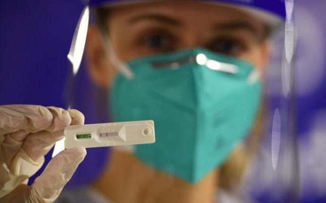 Una sanitaria muestra un test de antígenos