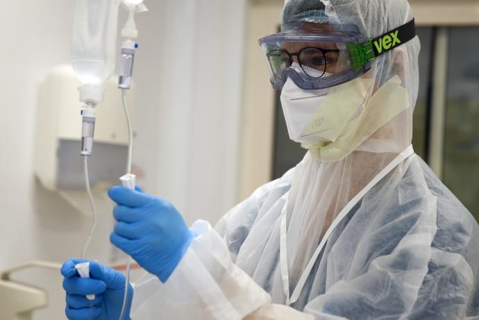 Un trabajador sanitario en un hospital.