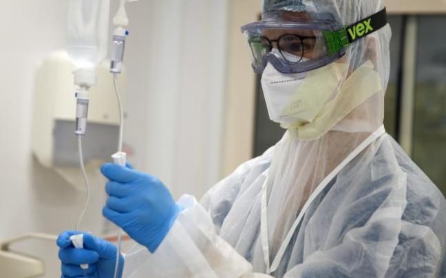 Un trabajador sanitario en un hospital.