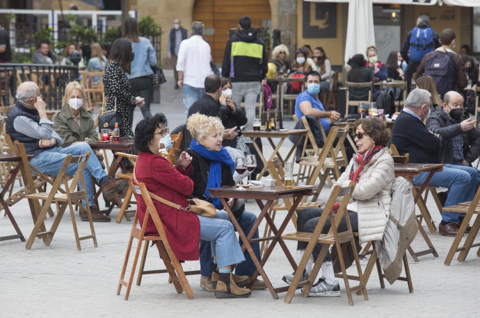 Una terraza llena de gente.