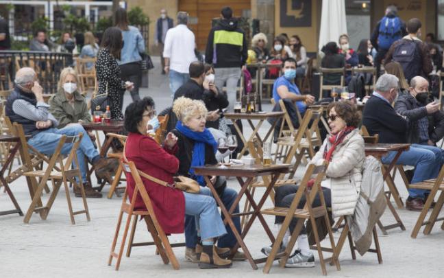 Una terraza llena de gente.