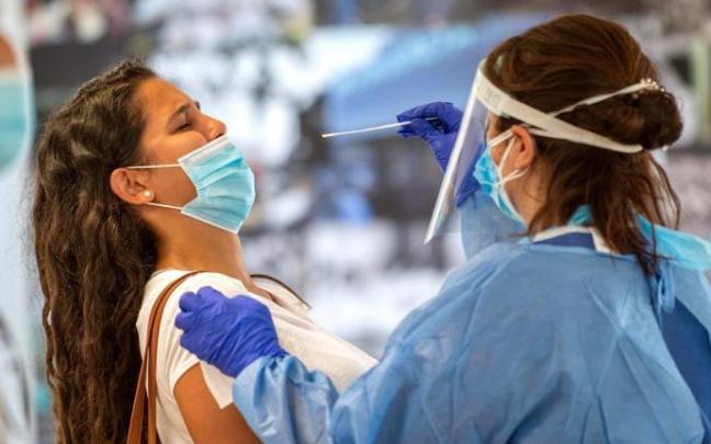 Una joven se somete a una PCR. Una joven se somete a una PCR.